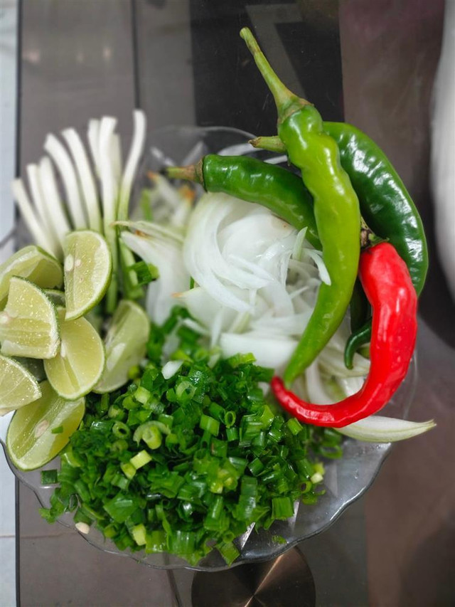 Gái cố đô "xịn" bày chiêu nấu bún bò Huế thơm ngon, dễ làm - Hình 6 Gai co do