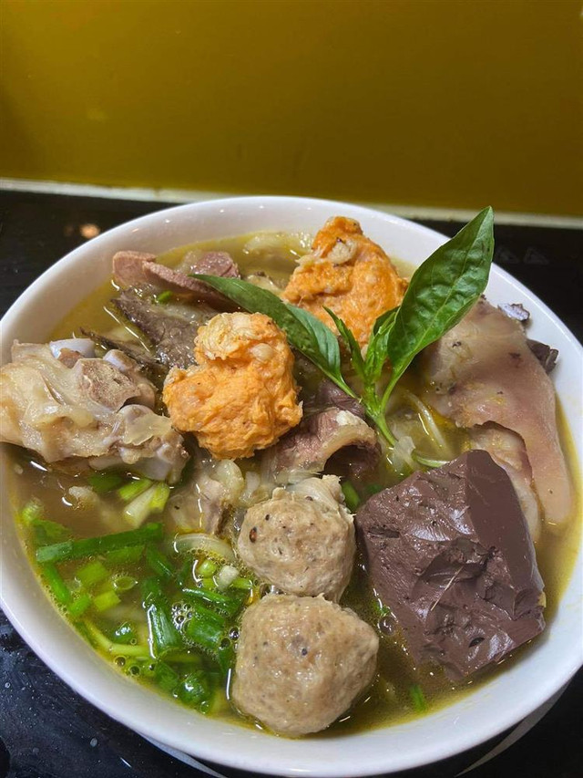 Gái cố đô "xịn" bày chiêu nấu bún bò Huế thơm ngon, dễ làm - Hình 7 Gai co do