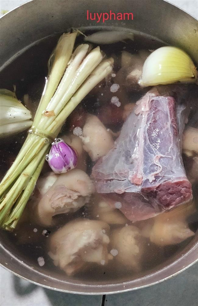 Gái cố đô "xịn" bày chiêu nấu bún bò Huế thơm ngon, dễ làm - Hình 4 Gai co do