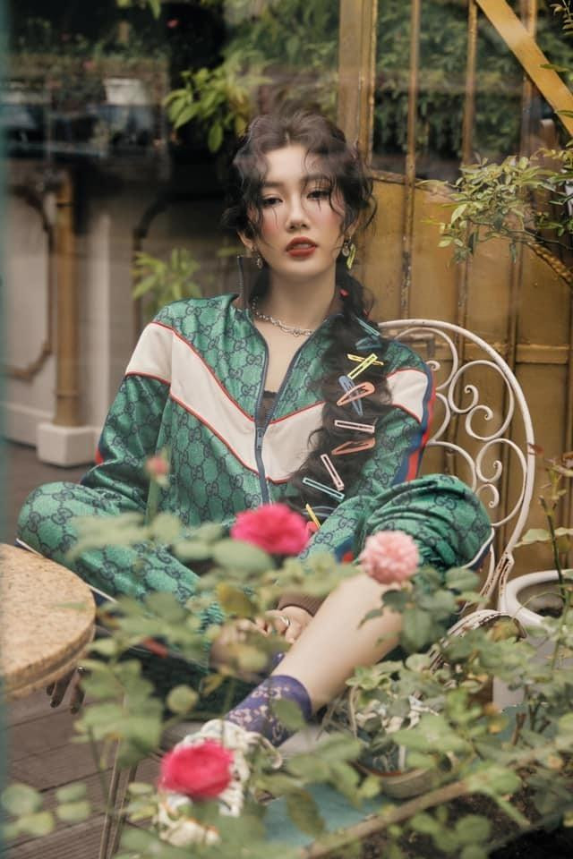 Thúy Ngân già chát như thím, mặt 'diễn tuồng' xuống phố - Hình 3 Thuy Ngan gia chat nhu thim, mat 'dien tuong' xuong pho-Hinh-3