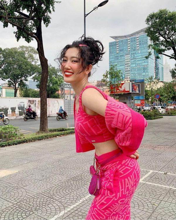 Thúy Ngân già chát như thím, mặt 'diễn tuồng' xuống phố - Hình 2 Thuy Ngan gia chat nhu thim, mat 'dien tuong' xuong pho-Hinh-2
