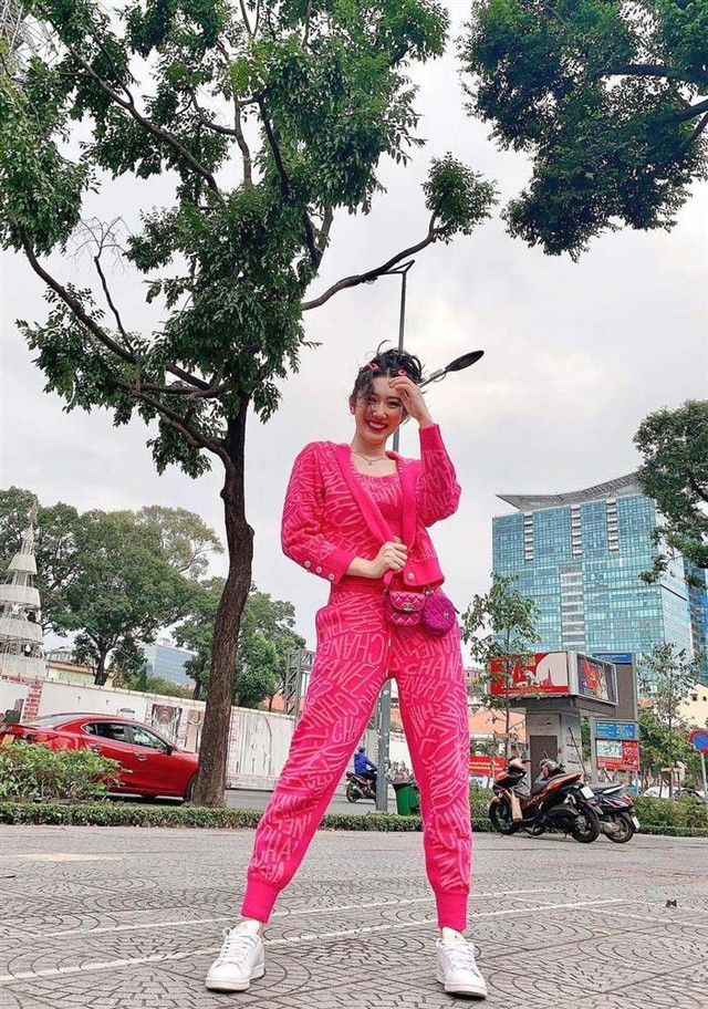 Thúy Ngân già chát như thím, mặt 'diễn tuồng' xuống phố Thuy Ngan gia chat nhu thim, mat 'dien tuong' xuong pho