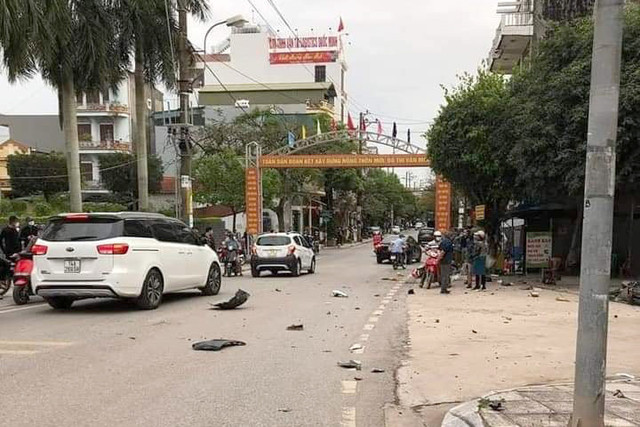 Xe Mercedes húc vào nhà dân rồi gây tai nạn liên hoàn, một người tử vong - Hình 4 Xe Mercedes huc vao nha dan roi gay tai nan lien hoan, mot nguoi tu vong-Hinh-4