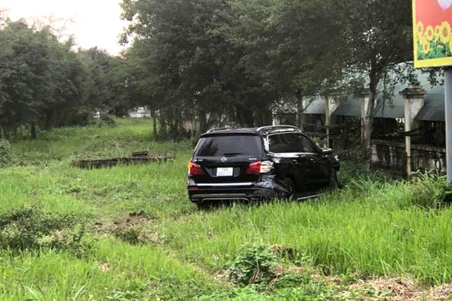 Xe Mercedes húc vào nhà dân rồi gây tai nạn liên hoàn, một người tử vong - Hình 5 Xe Mercedes huc vao nha dan roi gay tai nan lien hoan, mot nguoi tu vong-Hinh-5