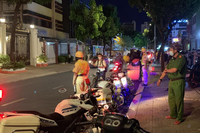 Công an mời làm việc đội ngũ 'hậu cần' giúp bà Nguyễn Phương Hằng livestream - Hình 2 Cong an moi lam viec doi ngu 'hau can' giup ba Nguyen Phuong Hang livestream-Hinh-2