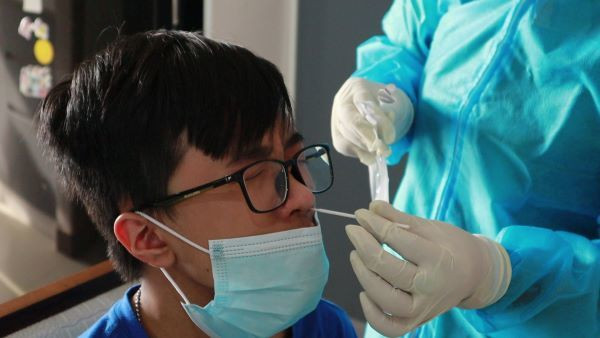 Làm thế nào hạn chế 'dương tính giả' khi test nhanh Covid-19? Lam the nao han che 'duong tinh gia' khi test nhanh Covid-19?