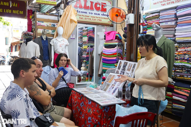 Chủ tiệm Hội An hốt bạc khi khách Tây đến Hội An “may nóng“ - Hình 2 Chu tiem Hoi An hot bac khi khach Tay den Hoi An “may nong“-Hinh-2