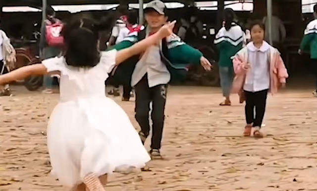 Nhói lòng bố mẹ ly hôn, hai con mừng rỡ gặp lại nhau Nhoi long bo me ly hon, hai con mung ro gap lai nhau