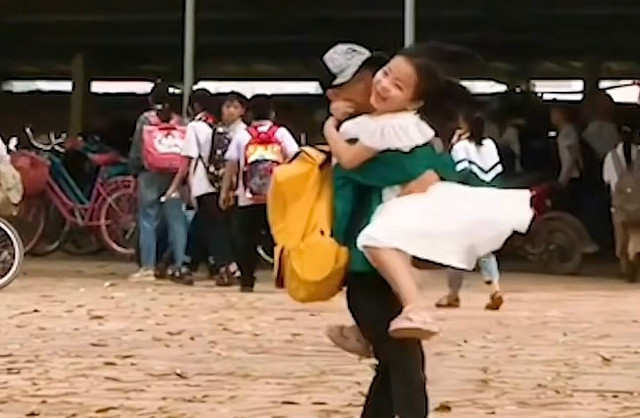 Nhói lòng bố mẹ ly hôn, hai con mừng rỡ gặp lại nhau - Hình 2 Nhoi long bo me ly hon, hai con mung ro gap lai nhau-Hinh-2