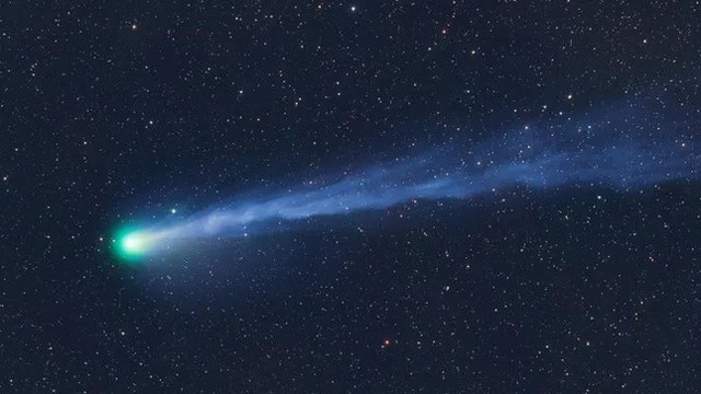 Ngắm 'sao chổi ác quỷ' xanh lá phát nổ phóng qua Thiên hà Andromeda Ngam 'sao choi ac quy' xanh la phat no phong qua Thien ha Andromeda
