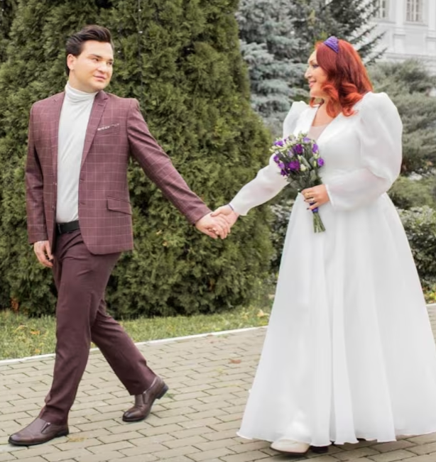 Nữ nhạc sĩ gây phẫn nộ vì kết hôn với con nuôi kém 31 tuổi - Hình 2 Nu nhac si gay phan no vi ket hon voi con nuoi kem 31 tuoi-Hinh-2