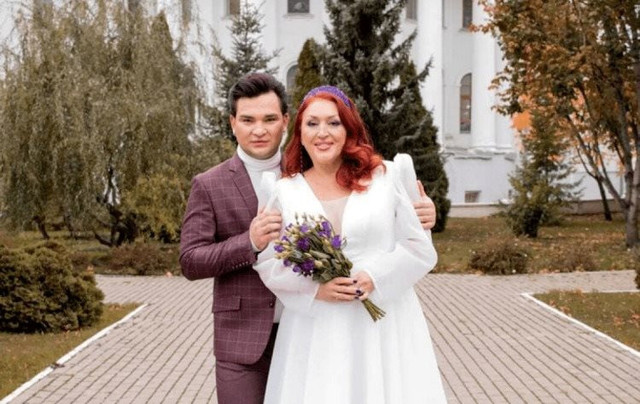 Nữ nhạc sĩ gây phẫn nộ vì kết hôn với con nuôi kém 31 tuổi Nu nhac si gay phan no vi ket hon voi con nuoi kem 31 tuoi