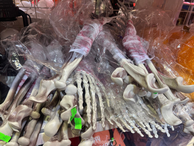 Những món đồ trang trí Halloween nhìn thấy đã "khóc thét" - Hình 5 Nhung mon do trang tri Halloween nhin thay da