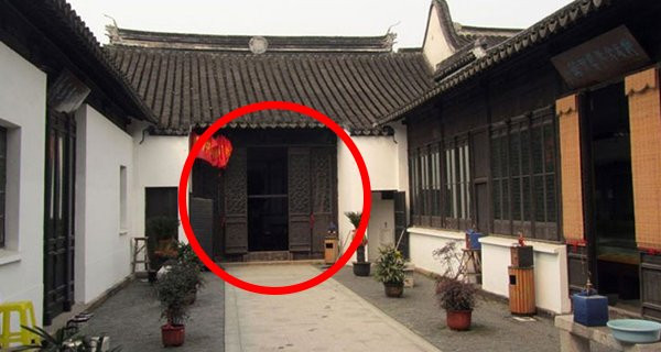 Cổ nhân có câu: "Cửa lớn đối cửa sổ, của cải tiêu tan" Co nhan co cau: