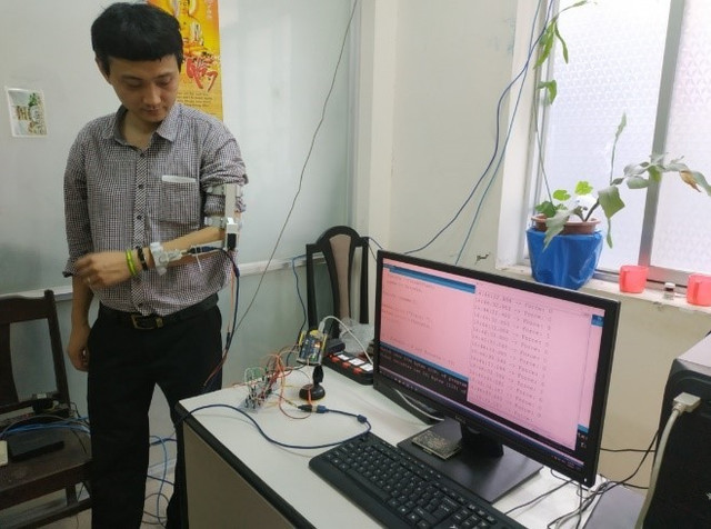 Robot xương tay của nhóm nghiên cứu Việt cho cảm nhận giống như thật Robot xuong tay cua nhom nghien cuu Viet cho cam nhan giong nhu that