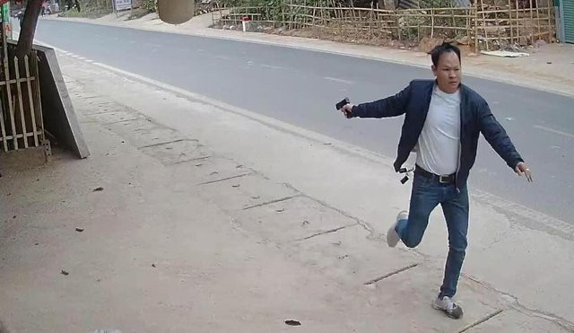 Cận cảnh nghi phạm vận chuyển 22 bánh ma túy bỏ chạy, dùng súng chống trả Can canh nghi pham van chuyen 22 banh ma tuy bo chay, dung sung chong tra