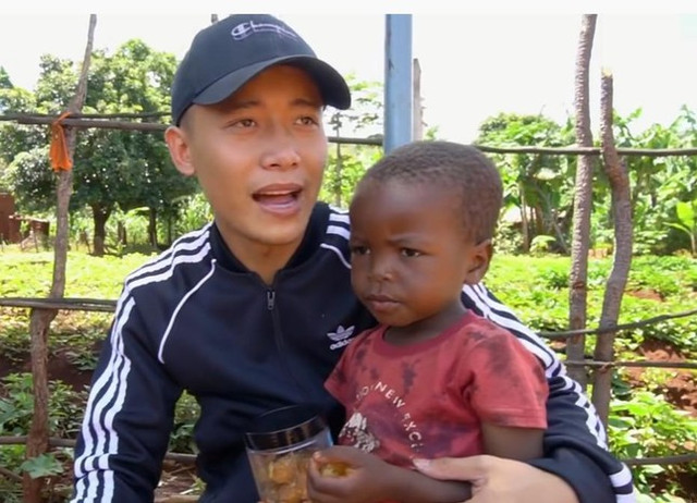 Quang Linh Vlogs đã tìm được cách bảo quản áo có chữ ký của Thùy Tiên - Hình 4 Quang Linh Vlogs da tim duoc cach bao quan ao co chu ky cua Thuy Tien-Hinh-4