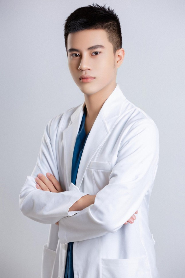 Chàng bác sĩ 9X điển trai đứng sau vẻ đẹp của nhiều người nổi tiếng Vbiz Chang bac si 9X dien trai dung sau ve dep cua nhieu nguoi noi tieng Vbiz