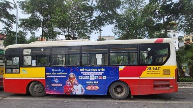 Ngang nhiên quảng cáo trang web cá độ bóng đá trên... xe buýt Ngang nhien quang cao trang web ca do bong da tren... xe buyt