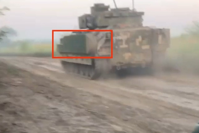Xe chiến đấu M2A2 Bradley Mỹ cho Ukraine xuất hiện với áo giáp mới Xe chien dau M2A2 Bradley My cho Ukraine xuat hien voi ao giap moi