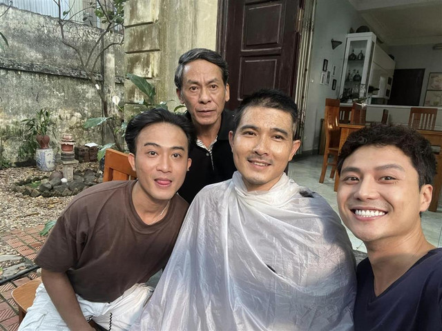 Thanh Sơn tung ảnh hậu trường hài hước cảnh Quang Sự bị cạo đầu - Hình 3 Thanh Son tung anh hau truong hai huoc canh Quang Su bi cao dau-Hinh-3