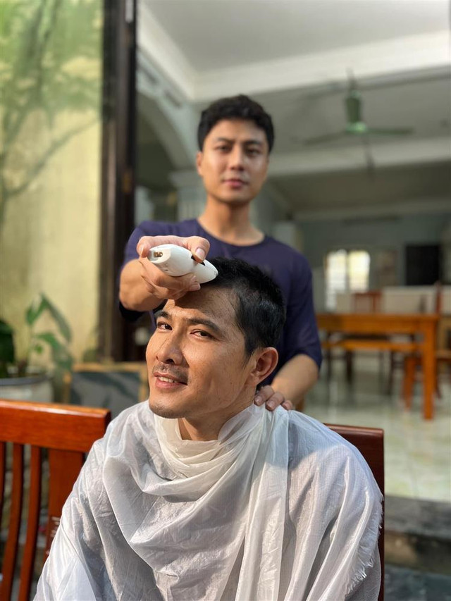 Thanh Sơn tung ảnh hậu trường hài hước cảnh Quang Sự bị cạo đầu - Hình 6 Thanh Son tung anh hau truong hai huoc canh Quang Su bi cao dau-Hinh-6