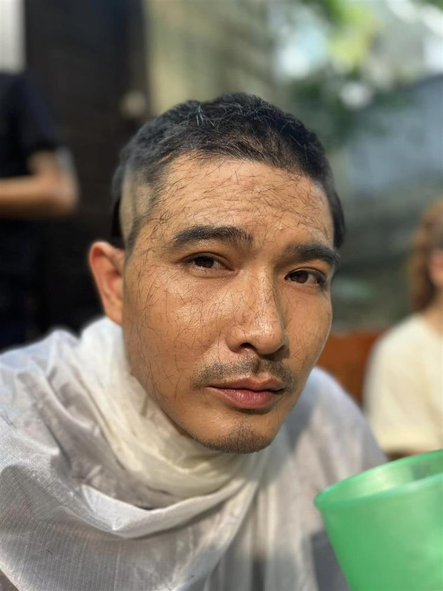 Thanh Sơn tung ảnh hậu trường hài hước cảnh Quang Sự bị cạo đầu - Hình 5 Thanh Son tung anh hau truong hai huoc canh Quang Su bi cao dau-Hinh-5