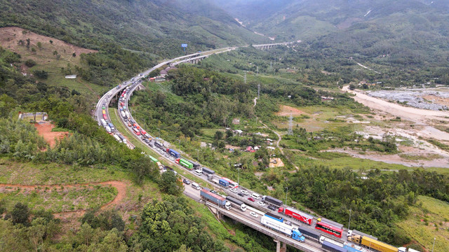 Hầm Hải Vân tê liệt Ham Hai Van te liet