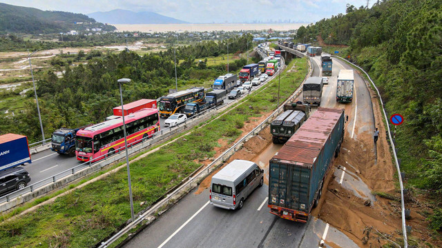Hầm Hải Vân tê liệt - Hình 9 Ham Hai Van te liet-Hinh-9