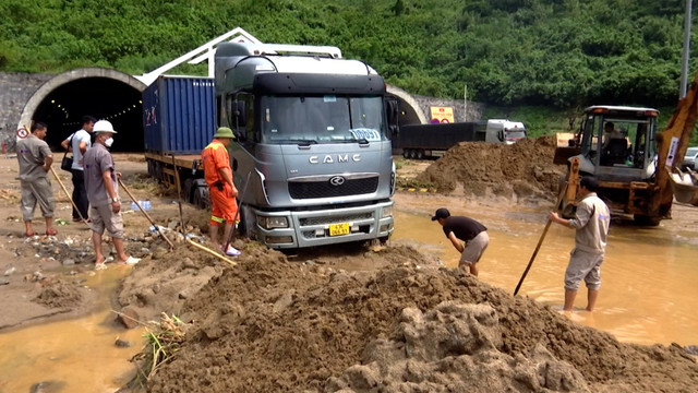 Hầm Hải Vân tê liệt - Hình 7 Ham Hai Van te liet-Hinh-7