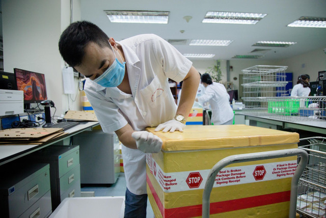 Chuyến bay lúc 1h sáng mang theo 1.000 đơn vị máu chi viện TP.HCM - Hình 2 Chuyen bay luc 1h sang mang theo 1.000 don vi mau chi vien TP.HCM-Hinh-2