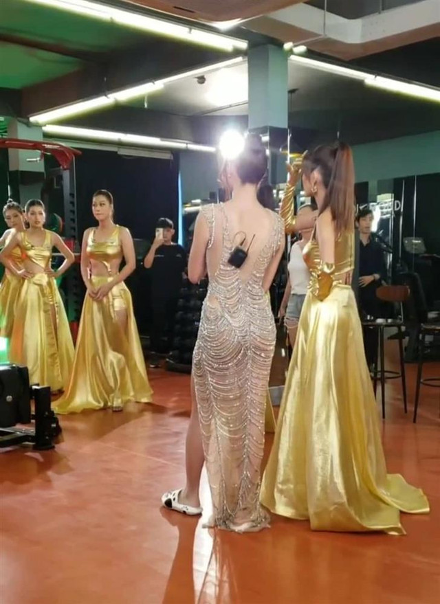 Lương Thùy Linh dép lê vẫn vượt thí sinh hoa hậu guốc 15 phân - Hình 2 Luong Thuy Linh dep le van vuot thi sinh hoa hau guoc 15 phan-Hinh-2