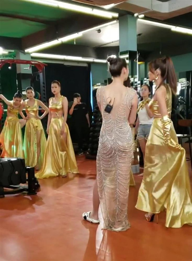 Lương Thùy Linh dép lê vẫn vượt thí sinh hoa hậu guốc 15 phân Luong Thuy Linh dep le van vuot thi sinh hoa hau guoc 15 phan