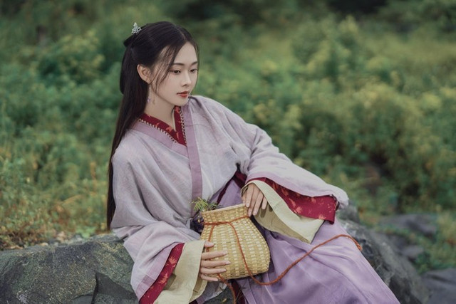 Cô sinh viên ngành Ngôn ngữ đa tài bén duyên với nghệ thuật - Hình 4 Co sinh vien nganh Ngon ngu da tai ben duyen voi nghe thuat-Hinh-4