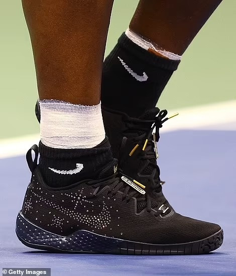 Serena Williams phải cởi 4 lớp áo để thi đấu - Hình 4 Serena Williams phai coi 4 lop ao de thi dau-Hinh-4