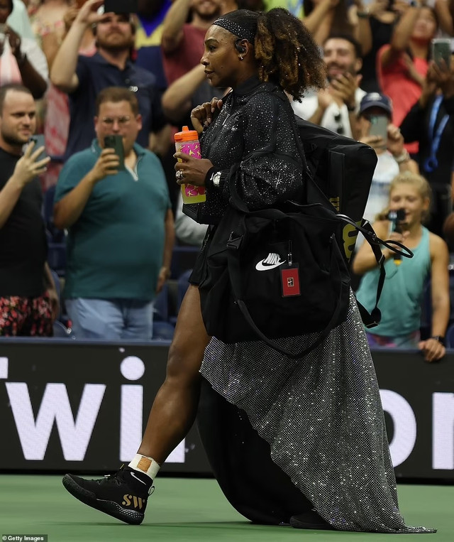 Serena Williams phải cởi 4 lớp áo để thi đấu Serena Williams phai coi 4 lop ao de thi dau