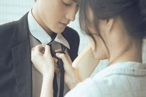 Đến nhà bạn tôi cầm nhầm túi xách... bên trong phát sáng bất ngờ Den nha ban toi cam nham tui xach... ben trong phat sang bat ngo