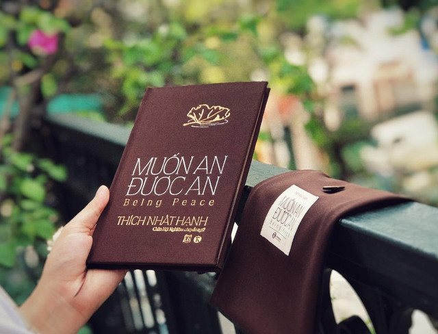 Tâm huyết của thiền sư Thích Nhất Hạnh trao truyền qua 120 cuốn sách - Hình 2 Tam huyet cua thien su Thich Nhat Hanh trao truyen qua 120 cuon sach-Hinh-2