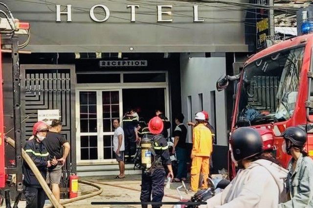 Giải cứu 6 người thoát khỏi đám cháy khách sạn 6 tầng Giai cuu 6 nguoi thoat khoi dam chay khach san 6 tang