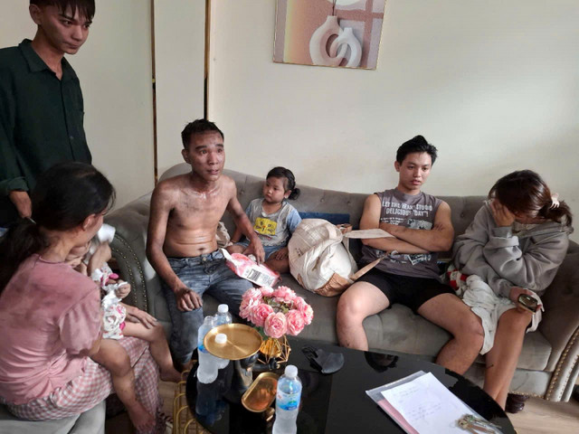 Giải cứu 6 người thoát khỏi đám cháy khách sạn 6 tầng - Hình 5 Giai cuu 6 nguoi thoat khoi dam chay khach san 6 tang-Hinh-5