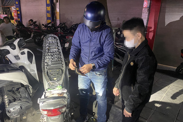 Thiếu nữ 16 tuổi lái xe máy đâm bị thương một chiến sĩ Cảnh sát 141 - Hình 5 Thieu nu 16 tuoi lai xe may dam bi thuong mot chien si Canh sat 141-Hinh-5