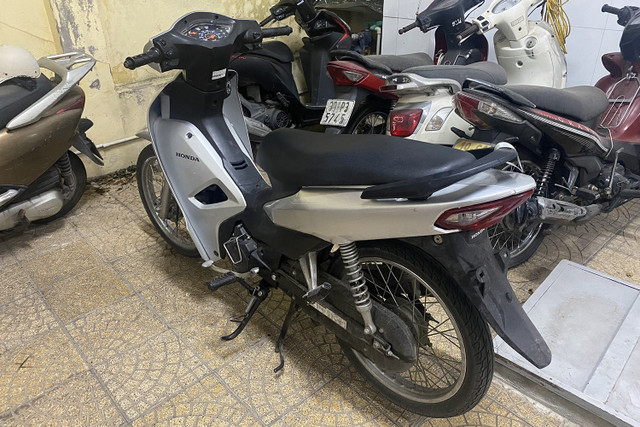 Thiếu nữ 16 tuổi lái xe máy đâm bị thương một chiến sĩ Cảnh sát 141 - Hình 6 Thieu nu 16 tuoi lai xe may dam bi thuong mot chien si Canh sat 141-Hinh-6