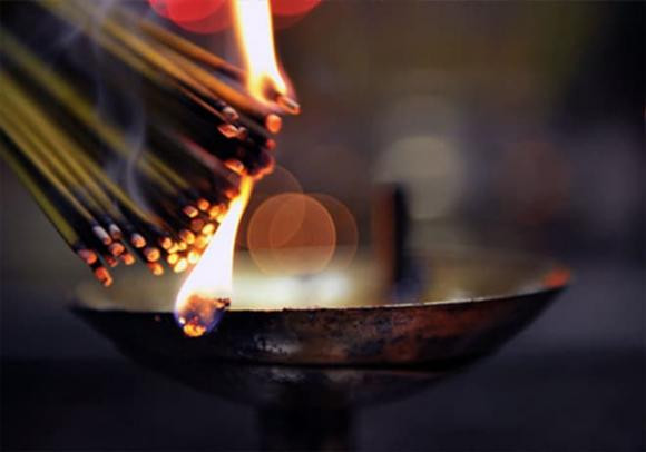 Vì sao không nên thắp hương buổi tối? Thắp hương giờ nào là tốt nhất? Vi sao khong nen thap huong buoi toi? Thap huong gio nao la tot nhat?