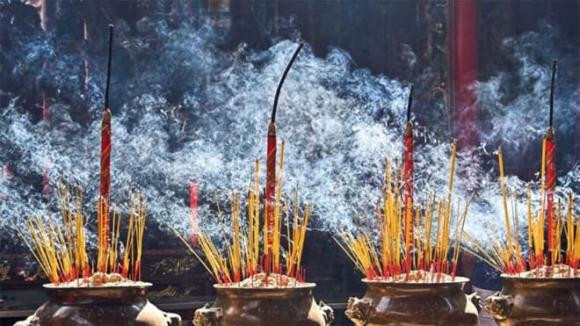 Vì sao không nên thắp hương buổi tối? Thắp hương giờ nào là tốt nhất? - Hình 3 Vi sao khong nen thap huong buoi toi? Thap huong gio nao la tot nhat?-Hinh-3