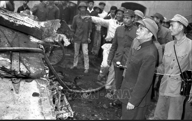 Đại tướng Võ Nguyên Giáp với Chiến thắng “Hà Nội - Điện Biên Phủ trên không” Dai tuong Vo Nguyen Giap voi Chien thang “Ha Noi - Dien Bien Phu tren khong”