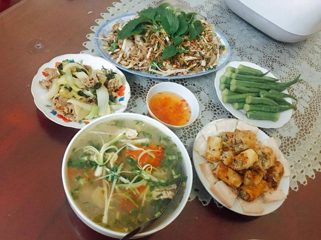 Vừa bê mâm cơm lên cho chồng, anh đập tan đĩa nem với lý do sốc - Hình 2 Vua be mam com len cho chong, anh dap tan dia nem voi ly do soc-Hinh-2