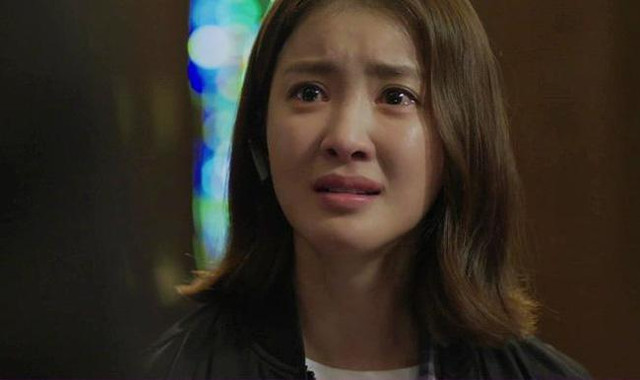 Vừa bê mâm cơm lên cho chồng, anh đập tan đĩa nem với lý do sốc Vua be mam com len cho chong, anh dap tan dia nem voi ly do soc
