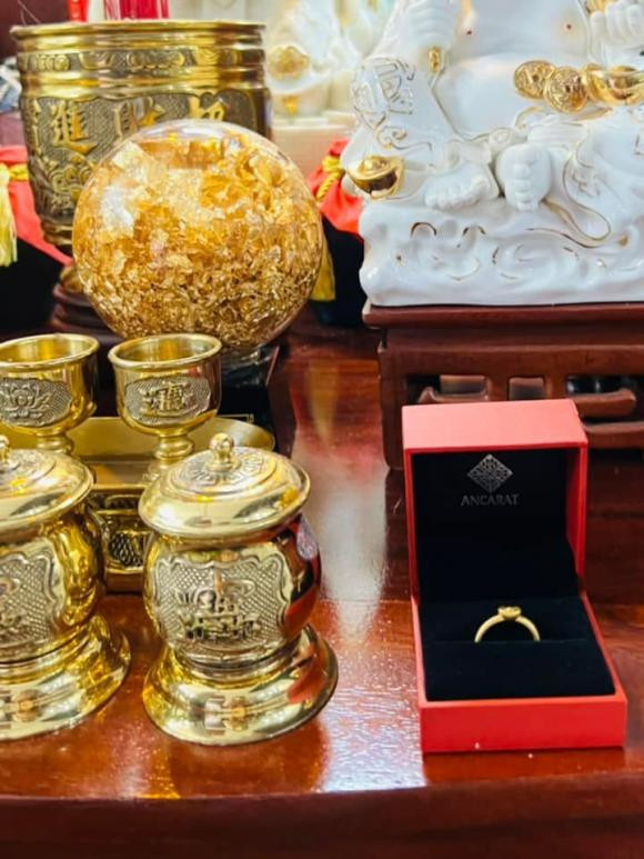 Sao Việt nô nức đi mua vàng trong ngày vía Thần Tài - Hình 2 Sao Viet no nuc di mua vang trong ngay via Than Tai-Hinh-2