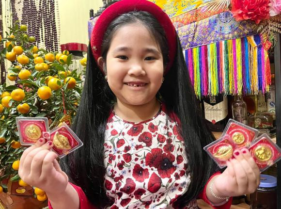 Sao Việt nô nức đi mua vàng trong ngày vía Thần Tài - Hình 5 Sao Viet no nuc di mua vang trong ngay via Than Tai-Hinh-5