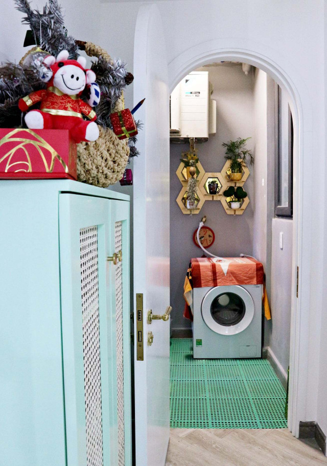 Căn hộ búp bê của nữ gia chủ yêu màu xanh và hồng, dùng thùng gỗ làm giường - Hình 21 Can ho bup be cua nu gia chu yeu mau xanh va hong, dung thung go lam giuong-Hinh-21